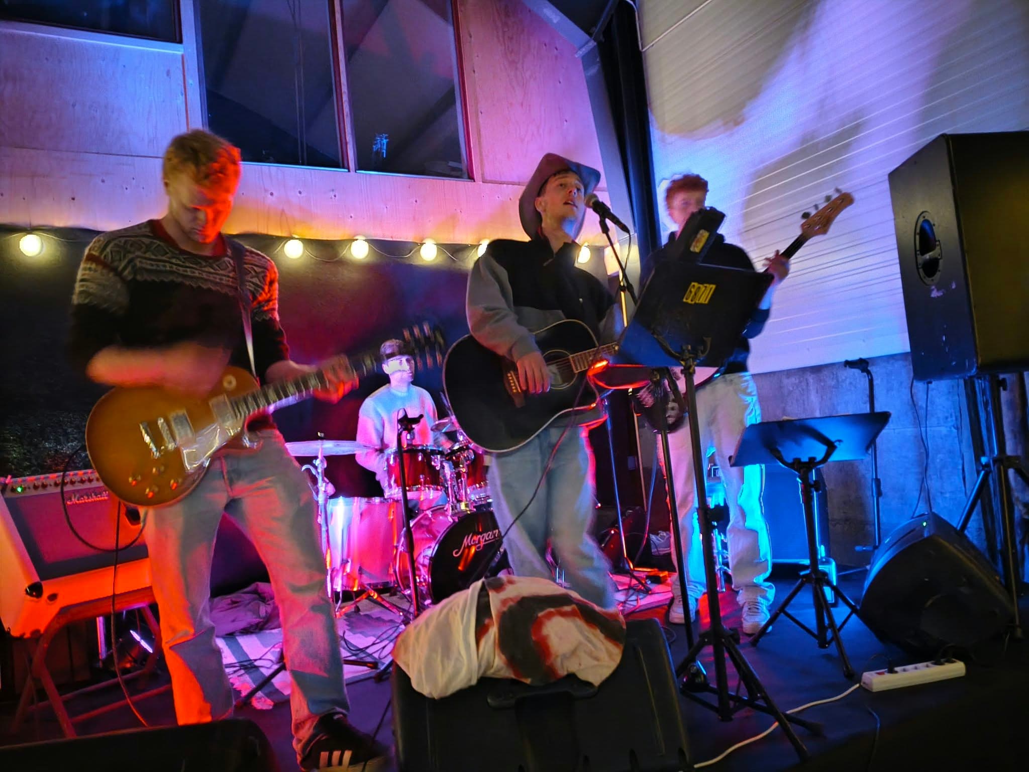 Band som speler konsert i bygda